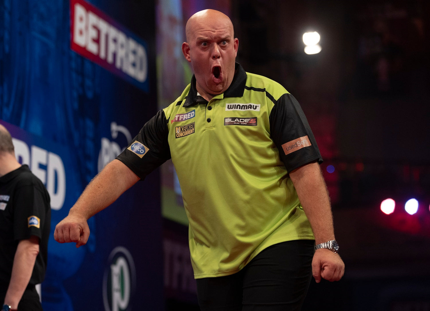 Van Gerwen holds off Heta as first round concludes in Blackpool